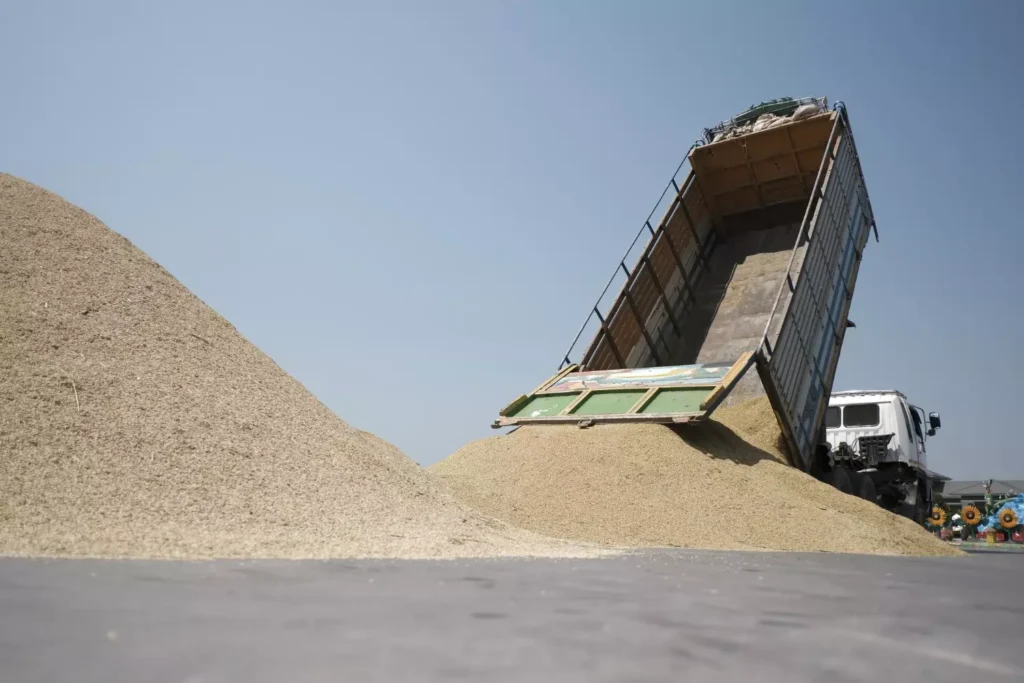 Sand and soil bulk transportation